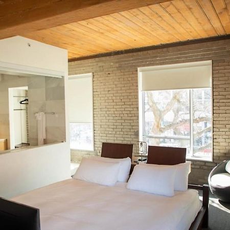 Hotel Ocho Торонто Екстериор снимка